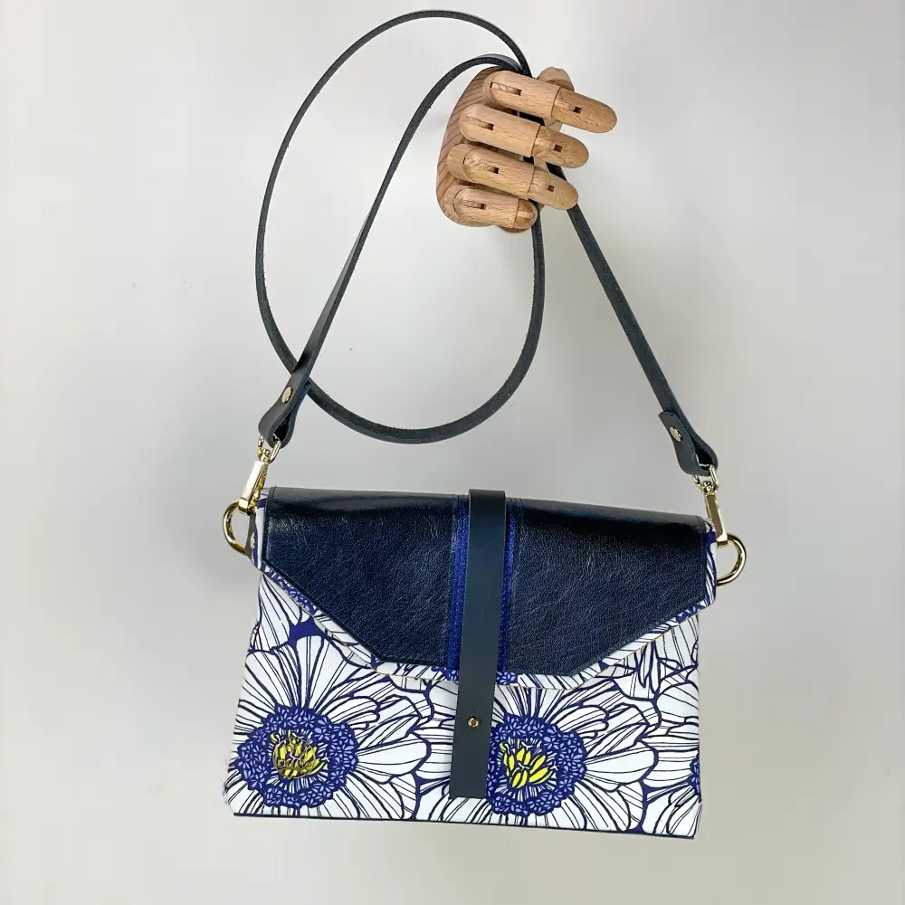 világos színű női válltáska